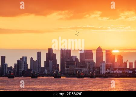 Themse, Thames Barrier und Canary Wharf City Skyline bei Sonnenuntergang, London, England, Großbritannien Stockfoto