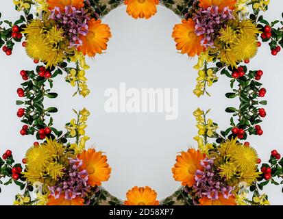 Blumen, visuelle Wirkung eines Spiegels, Raum für Texteingabe, abstrakte Tapete, voller Farben, seltsame Ornamente und Formen, Hintergrund mit schönen Geo Stockfoto