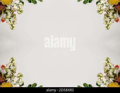 Blumen, visuelle Wirkung eines Spiegels, Raum für Texteingabe, abstrakte Tapete, voller Farben, seltsame Ornamente und Formen, Hintergrund mit schönen Geo Stockfoto