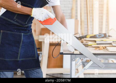 Nahaufnahme Zimmermann Sägen Holz in der Schreinerei Werkstatt. Stockfoto