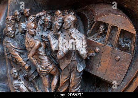 Bas-Relief Detail auf Basis der Bronzeskulptur 'The Meeting Place' von Paul Day am Bahnhof St Pancras International, London, Großbritannien Stockfoto