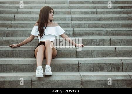 Teenager Mädchen auf der Treppe sitzen, Spanien Stockfoto