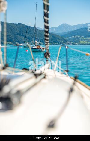 Blick vom Bootsdeck der Segelboote auf dem Attersee, Salzkammergut, Oberösterreich, Österreich Stockfoto