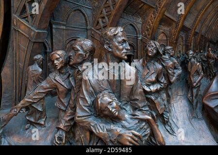 Bas-Relief Detail auf Basis der Bronzeskulptur 'The Meeting Place' von Paul Day am Bahnhof St Pancras International, London, Großbritannien Stockfoto