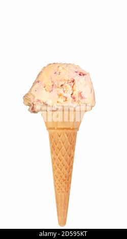 Eine Kugel Himbeer-Ripseis in einem Kegel. Stockfoto