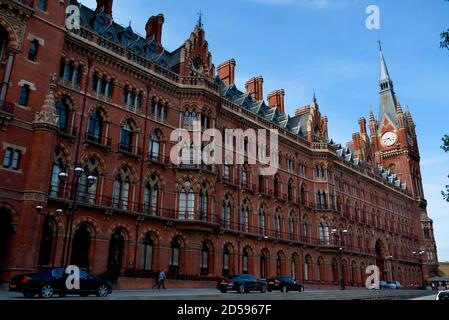 Die Fassade des internationalen Bahnhof St. Pancras und Renaissance Hotel mit Blick auf die Euston Road, Camden, London, Vereinigtes Königreich Stockfoto