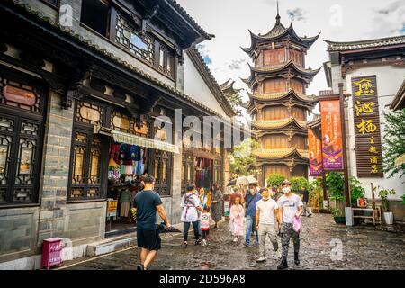 Kunming China , 3. Oktober 2020 : Alley mit alten Gebäuden und Menschen in Yunnan ethnischen Dorf in Kunming Yunnan China Stockfoto