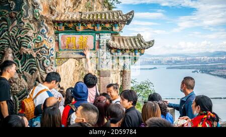 Kunming China , 3 October 2020 : Chinesische Touristen versuchen, den West Hill Drachen Tor oder Longmen für viel Glück in Kunming Yunnan China berühren Stockfoto