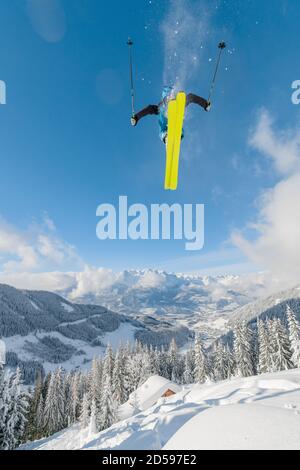 Freeride-Skifahrer Mid air, Werfenweng, St. Johann im Pongau, Salzburg, Österreich Stockfoto