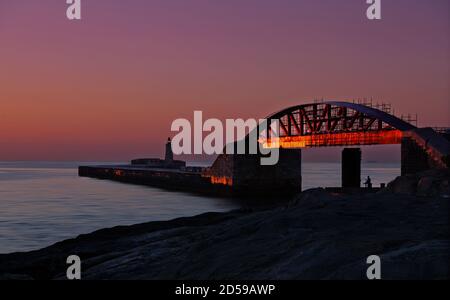 St Elmo Brücke und Leuchtturm bei Sonnenaufgang, Valletta, Malta Stockfoto