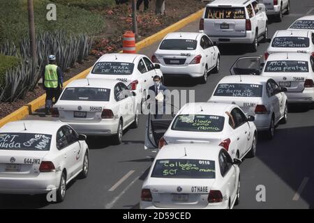 Mexiko-Stadt, Mexiko. Oktober 2020. MEXIKO-STADT, MEXIKO - OKTOBER 12: National Taxi Movement führt eine Blockade außerhalb des Internationalen Flughafens von Mexiko-Stadt (AICM) gegen anwendungsbasierte Taxidienste wie uber, didi, cabify. Am 12. Oktober 2020 in Mexiko-Stadt, Mexiko. Kredit:: Mariana Bae/Eyepix Gruppe/Der Fotoreporter Kredit: Der Fotoreportierung/Alamy Live Nachrichten Stockfoto