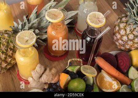 Frisches Obst und Gemüse mit frisch gepressten Säften Stockfoto