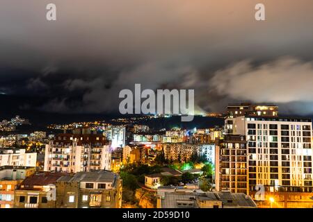 Dramatischer Nachthimmel über Tiflis Stadt, Georgien Stockfoto