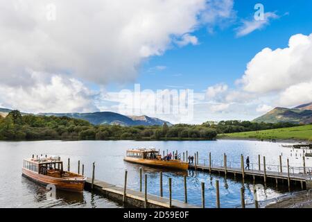 Passagiere, die den Motorstart über Landesteg-Anlegestellen auf Derwent Water im Lake District National Park aussteigen. Keswick, Cumbria, England, Großbritannien Stockfoto