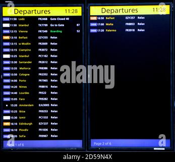 Abflugtafel mit einer kurzen Liste der Flüge während der Pandemie Oktober 2020 Flughafen London Stansted Essex England Großbritannien Stockfoto