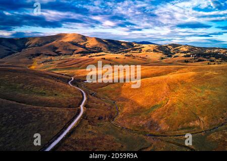 Luftaufnahme der schönen Region Zlatibor Landschaft mit Asphaltstraße durch von Drohne pov. Zlatibor ist ein Berg im Südwesten Serbiens Stockfoto