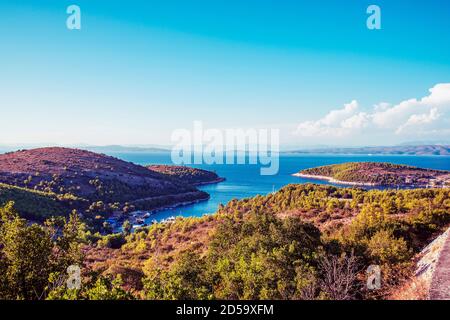 Schöne Luftaufnahme einer Bucht, Inseln und klares blaues Meer. Insel Hvar, Kroatien. Stockfoto