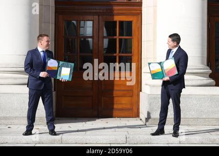 Finanzminister Paschal Donohoe und der Minister für öffentliche Ausgaben Michael McGrath (links) bei Regierungsgebäuden in Dublin, bevor sie im Dail-parlament Details zum nächsten irischen Haushalt skizzieren. Stockfoto