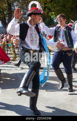 Männer tanzen in traditionellen Kleid typischen Tanz Verbunk tschechische Folklore Südmähren Tschechische Republik Stockfoto