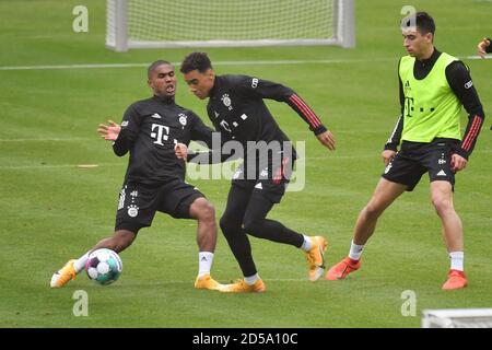 Von links: Douglas COSTA (FC Bayern München) Aktion, Duelle gegen Jamal MUSIALA (FC Bayern München), rechts: Marc ROCA (FC Bayern München). FC Bayern München, Training in der Saebener Straße. Fußball 1. Bundesliga, Saison 2020/2021 am 13. Oktober 2020. Weltweite Nutzung Stockfoto