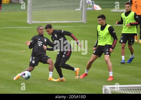 Von links: Douglas COSTA (FC Bayern München) Aktion, Duelle gegen Jamal MUSIALA (FC Bayern München), rechts: Marc ROCA (FC Bayern München), Tiago DANTAS (FC Bayern München). FC Bayern München, Training in der Saebener Straße. Fußball 1. Bundesliga, Saison 2020/2021 am 13. Oktober 2020. Weltweite Nutzung Stockfoto