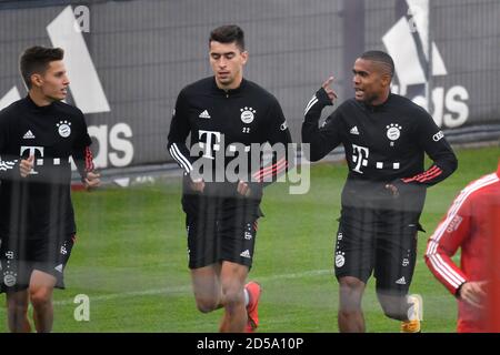 Von links: Tiago DANTAS (FC Bayern München), Marc ROCA (FC Bayern München), Douglas COSTA (FC Bayern München), Action. FC Bayern München, Training in der Saebener Straße. Fußball 1. Bundesliga, Saison 2020/2021 am 13. Oktober 2020. Weltweite Nutzung Stockfoto