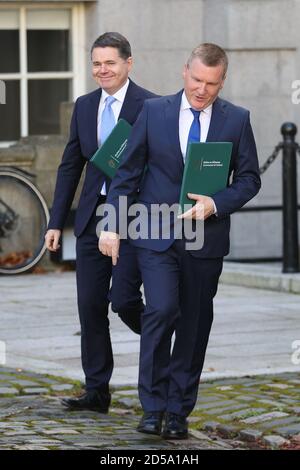 Finanzminister Paschal Donohoe (links) und der Minister für öffentliche Ausgaben Michael McGrath kommen zu Regierungsgebäuden in Dublin, bevor sie Details des nächsten irischen Haushalts im Dail-parlament skizzieren. Stockfoto