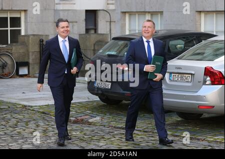 Finanzminister Paschal Donohoe (links) und der Minister für öffentliche Ausgaben Michael McGrath kommen zu Regierungsgebäuden in Dublin, bevor sie Details des nächsten irischen Haushalts im Dail-parlament skizzieren. Stockfoto