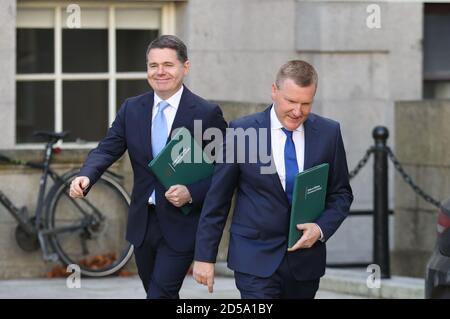 Finanzminister Paschal Donohoe (links) und der Minister für öffentliche Ausgaben Michael McGrath kommen zu Regierungsgebäuden in Dublin, bevor sie Details des nächsten irischen Haushalts im Dail-parlament skizzieren. Stockfoto