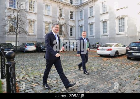 Finanzminister Paschal Donohoe (links) und der Minister für öffentliche Ausgaben Michael McGrath kommen zu Regierungsgebäuden in Dublin, bevor sie Details des nächsten irischen Haushalts im Dail-parlament skizzieren. Stockfoto