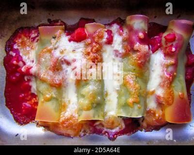 Frisch gekochte Cannelloni Pasta mit Spinat, gehackten Tomaten und Mozzarella-Käse Stockfoto
