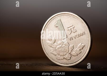 Chinesische 1 Yuan Münze auf dem Schreibtisch Stockfoto