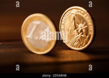 Eine Dollar- und Euro-Münze Stockfoto