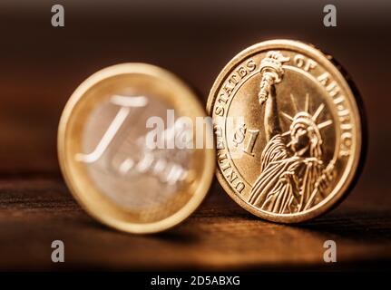 Eine Euro-Münze und eine US-Dollar-Münze Stockfoto