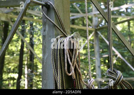Eine lange Seilspule hängt an einer Metallstruktur Stockfoto