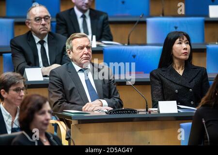 Bonn, Deutschland. Oktober 2020. Gerhard Schröder (3. V.l., SPD), ehemaliger Bundeskanzler, Und seine Frau Kim so-yeon Schröder vor Beginn des Landesgesetzes für den verstorbenen ehemaligen Bundesminister für Wirtschaft und Arbeit und ehemaligen Ministerpräsidenten von Nordrhein-Westfalen (beide für die SPD) im ehemaligen Plenarsaal des Bundestages in Bonn (Nordrhein-Westfalen). Quelle: Marcel Kusch/dpa-Pool/dpa/Alamy Live News Stockfoto