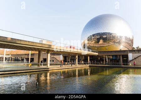 Géode, Paris, Frankreich. Verspiegelte geodätische Kuppel mit einem Omnimax-Theater im Parc de la Villette in der Cité des Sciences et de l'Industrie. Stockfoto