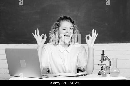 Student oder Lehrer. Eigene Forschung Projekt starten. Pädagogisches Programm für begabte Jugendliche. Für Grant und Stipendium für begabte Schüler. Schüler Mädchen mit Laptop und Mikroskop. Stockfoto