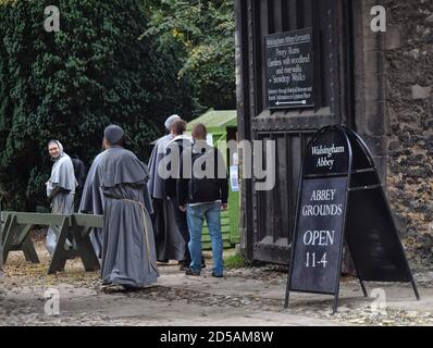 franziskanerbrüder, die das Gelände der walsingham Abbey Ruinen betreten, walsingham, norfolk, england, großbritannien Stockfoto