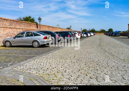 Geparkte Autos entlang einer gepflasterten Straße in Alba Iulia, Rumänien, 2020. Stockfoto