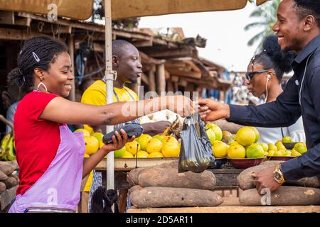 Menschen kaufen und verkaufen in einem lokalen afrikanischen Markt Stockfoto