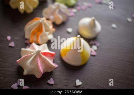 Mehrfarbige meringue Cookies sehr nett und lecker Stockfoto