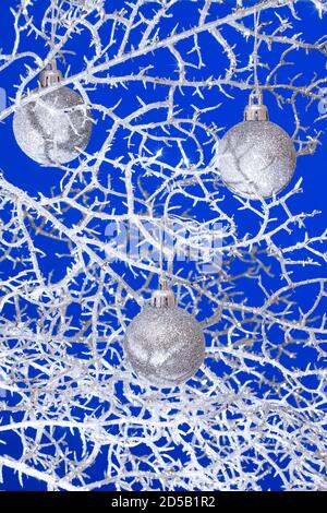 Weihnachten Hintergrund mit silbernen Kugeln. Blauer Hintergrund Stockfoto