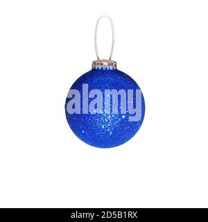 Blauer Weihnachtsball. Isoliert auf weißem Hintergrund Stockfoto