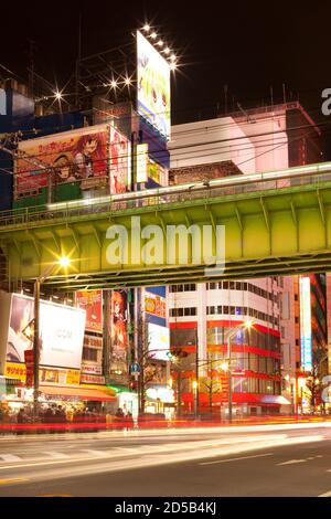 Tokyo, Kanto Region, Honshu, Japan - Zug auf Hochbrücke in Akihabara Electric Town. Stockfoto