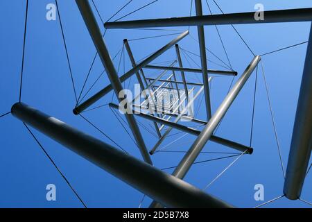 Skulptur 'Nedel Tower' des amerikanischen Künstlers Kenneth Snelson im Kröller Müller Museum. Stockfoto