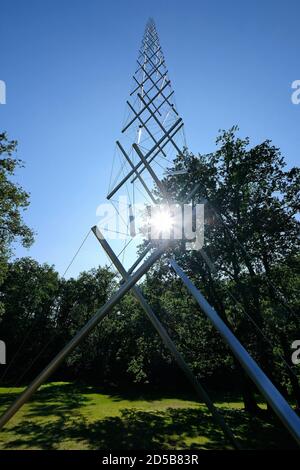 Skulptur 'Nedel Tower' des amerikanischen Künstlers Kenneth Snelson im Kröller Müller Museum. Stockfoto