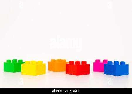 Bausteine. Regenbogenfarben. Isoliert auf weißem Hintergrund. Stockfoto