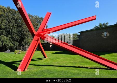 Skulptur 'K-Piece' des amerikanischen Künstlers Mark Di Suvero im Kröller Müller Museum. Stockfoto