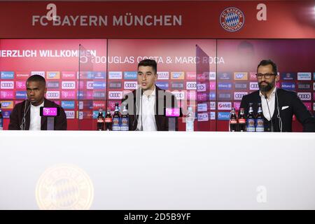 Von links: Douglas COSTA (FC Bayern München), Marc ROCA (FC Bayern München), Hasan SALIHAMIDZIC (Sportdirektor FC Bayern München). Präsentation, Einführung von Marc ROCA (FC Bayern München) und Douglas COSTA (FC Bayern München). Pressekonferenz, FC Bayern München. Fußball 1. Bundesliga, Saison 2020/2021, am 13. Oktober 2020. Foto; Alexander Hassenstein/Getty Images/FC Bayern München via Sven Simon Fotoagentur GmbH & Co. Pressefoto KG # Prinzessin-Luise-Str. 41 # 45479 M uelheim/R uhr # Tel 0208/9413250 # Fax. 0208/9413260 # GLS Bank # BLZ 430 609 67 # Konto 4030 025 100 # IBAN DE75 4306 Stockfoto